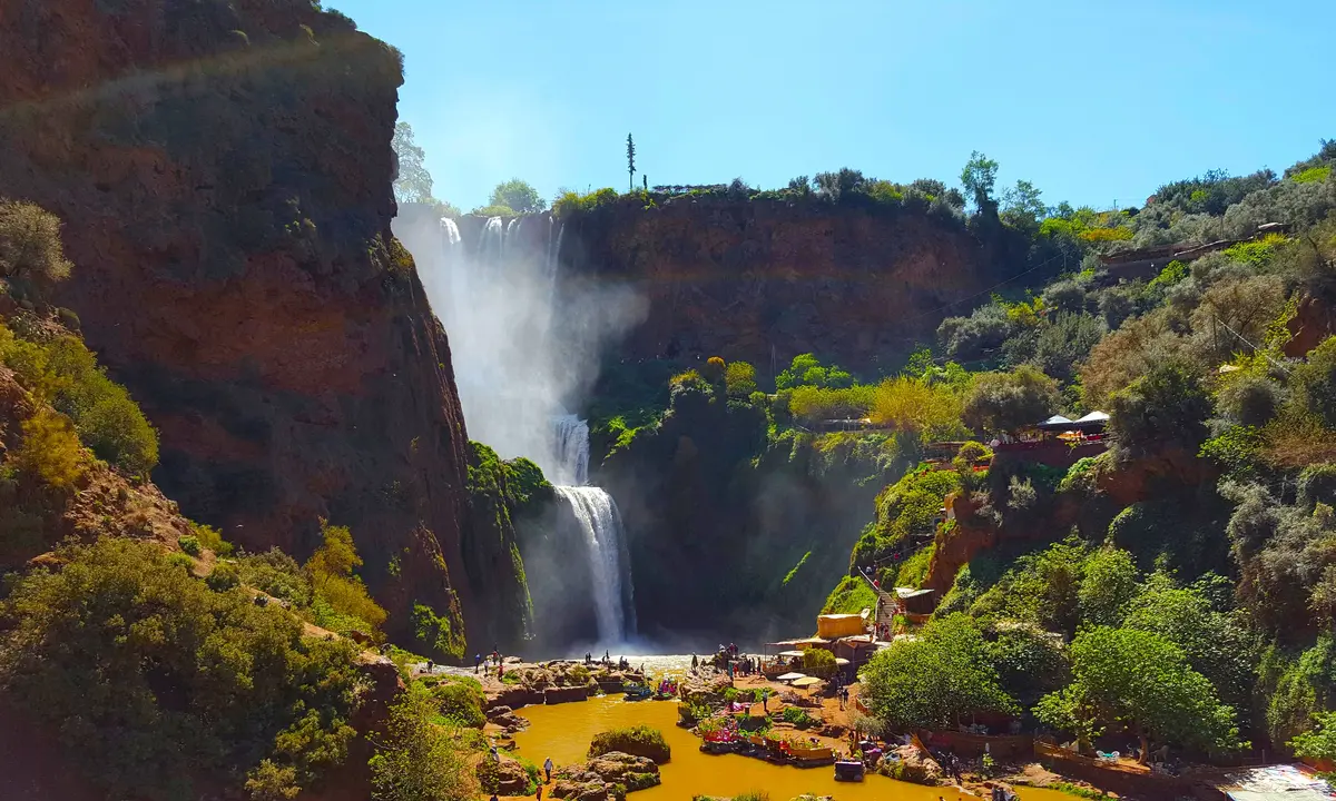 Las Cascadas de Ouzoud un oasis verde que hechiza los sentidos en el Alto Atlas